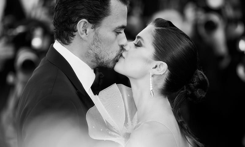 Lo que el amor consigue en Cannes: Sara Sampaio y Oliver Ripley, besos y abrazos de película