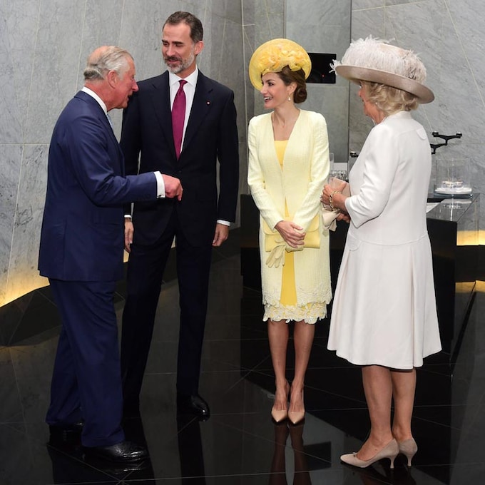 El sorprendente primer 'look' amarillo de la reina Letizia en Reino Unido