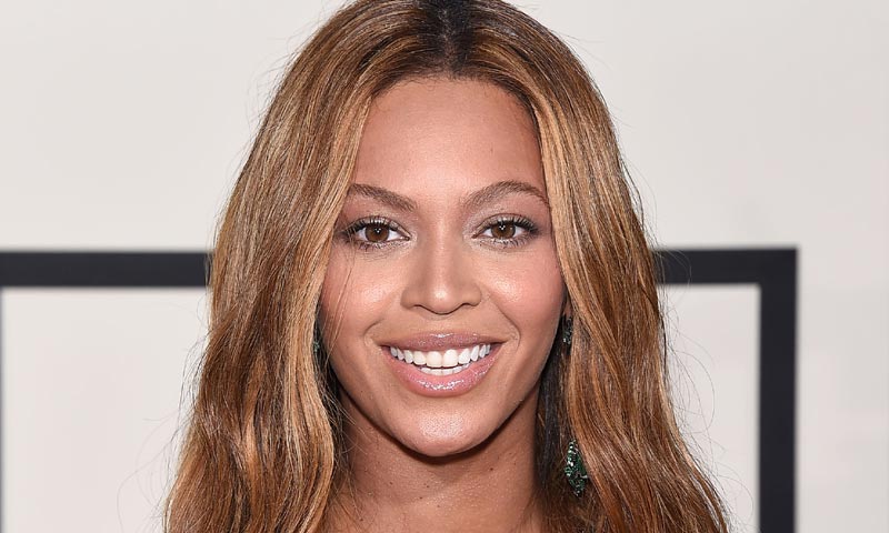 ¿Quién es el diseñador español que viste a Beyoncé en el primer posado con sus mellizos?