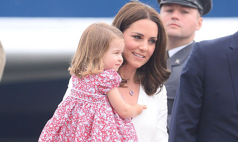 Los zapatos de la princesa Charlotte que Lady Di puso hace treinta años al príncipe Harry