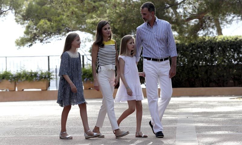 Sandalias, bailarinas, mocasines... ¿En qué firmas confía la reina Letizia cuando se baja de los tacones?