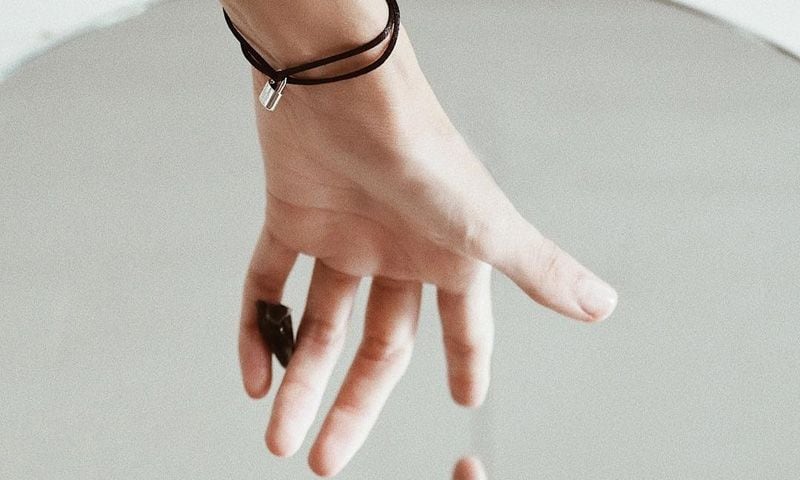 Louis Vuitton reafirma su compromiso con UNICEF y lanza una nueva pulsera solidaria