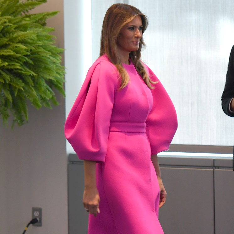 La polémica sobre el abrigo fucsia de Melania Trump que no se entendió en las redes sociales