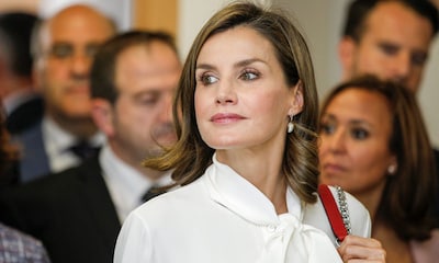 Un bolso de Zara y su nueva blusa blanca, el curioso look de la reina Letizia