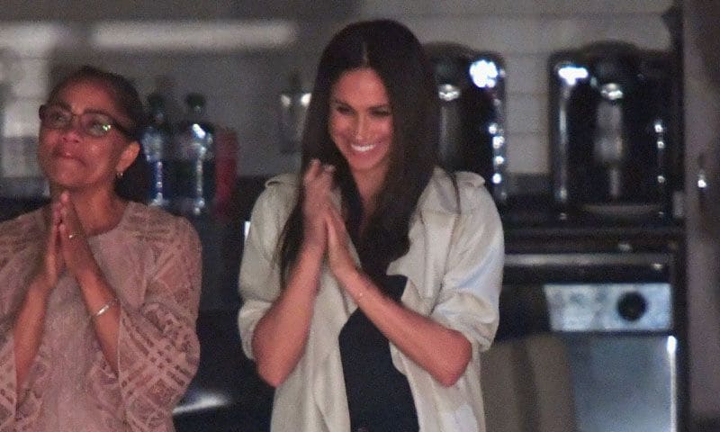 Meghan Markle, la gabardina de entretiempo y el look que funciona 24 horas