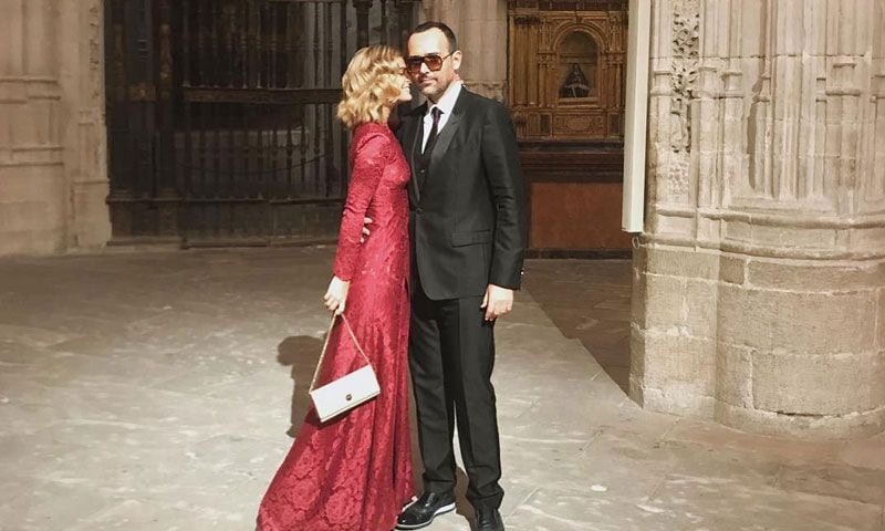 Laura Escanes anticipa la tendencia: este otoño el vestido de invitada será en rojo rubí