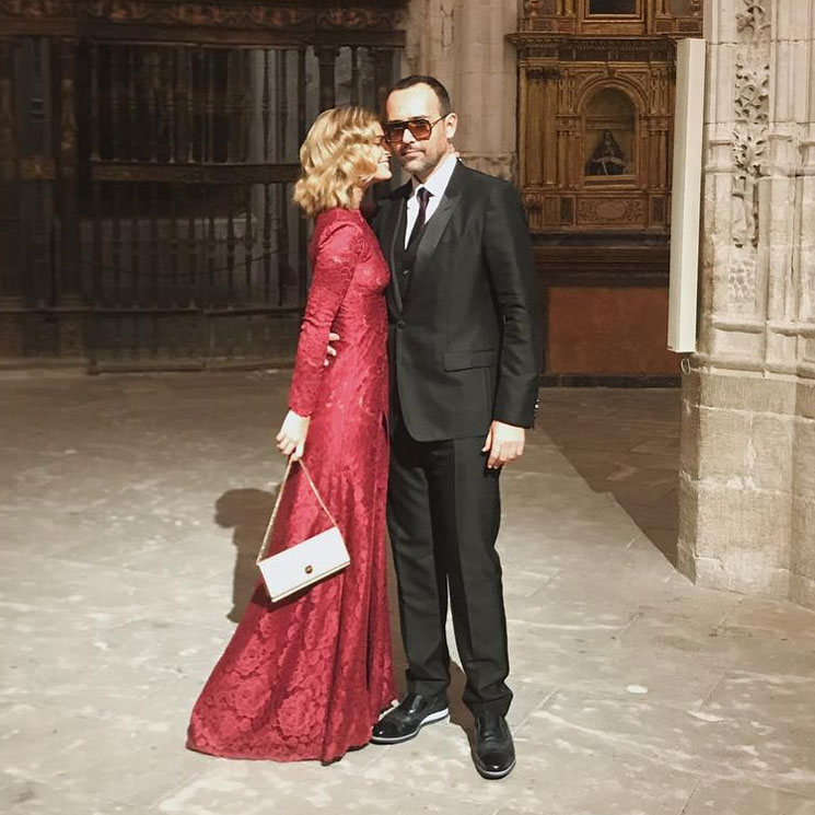 Laura Escanes anticipa la tendencia: este otoño el vestido de invitada será en rojo rubí