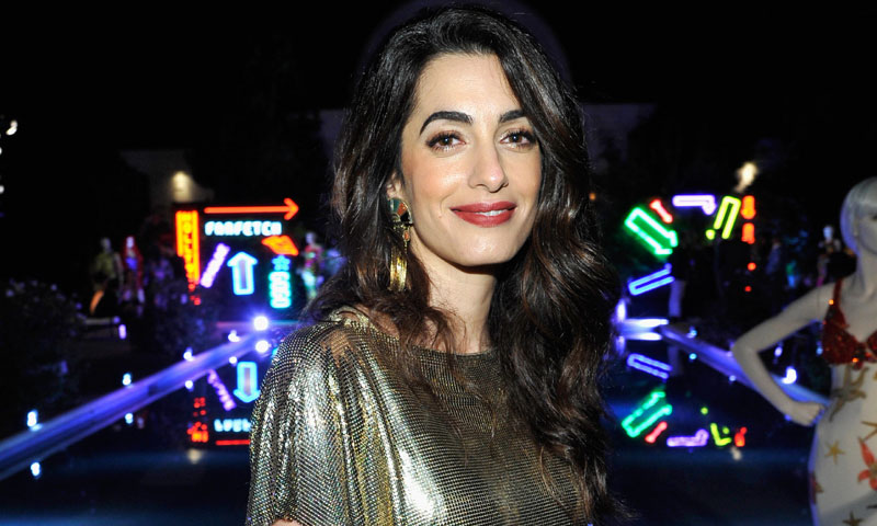 Amal Clooney vuelve a demostrar su debilidad por los vestidos de décadas pasadas