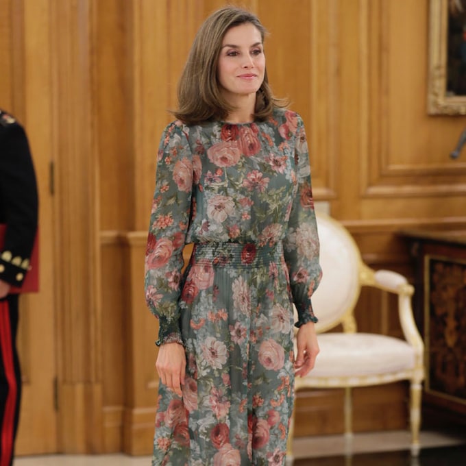 La reina Letizia estrena la última novedad de Zara, un vestido de flores