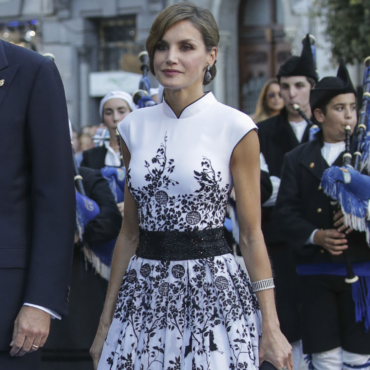 La reina Letizia, con el vestido oriental de Felipe Varela que faltaba en su armario