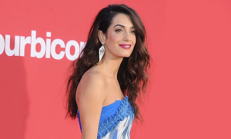 Amal Clooney elige el escote favorito de las actrices para deslumbrar en la alfombra roja