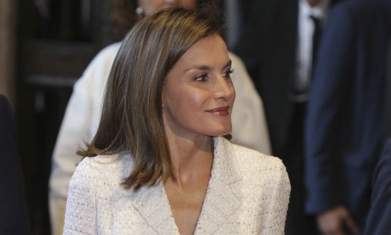 La Reina versiona el vestido cóctel con dos complementos inesperados