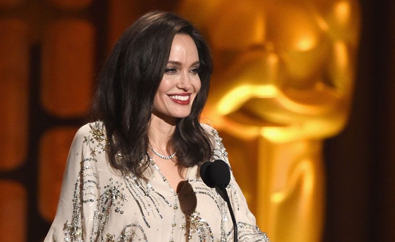 Diamantes, brillos y escote en V: la nueva imagen renovada de Angelina Jolie