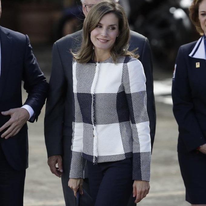 Doña Letizia incorpora a su vestidor un nuevo básico: la chaqueta fantasía