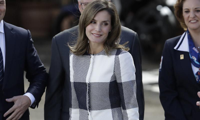 Doña Letizia incorpora a su vestidor un nuevo básico: la chaqueta fantasía