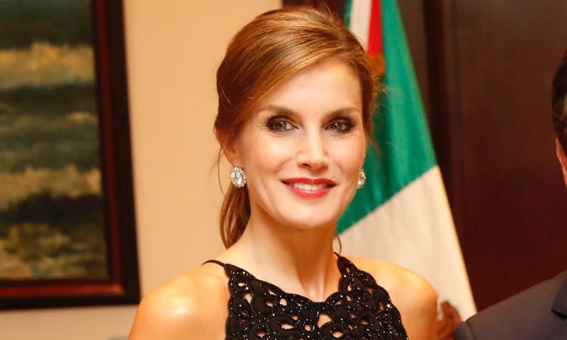 La reina Letizia recicla un 'jumpsuit' negro de Varela que ha guardado durante 2 años