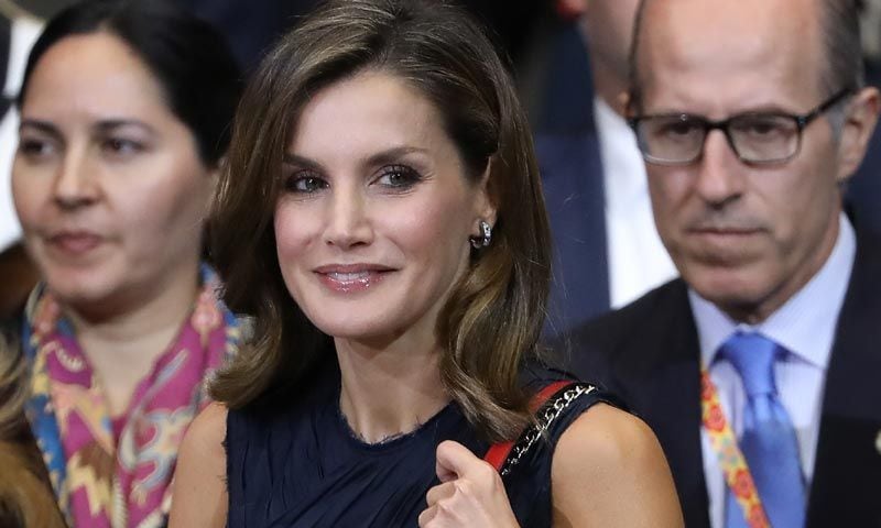 Looks reciclados y un estreno: La maleta de viaje de la reina Letizia en México