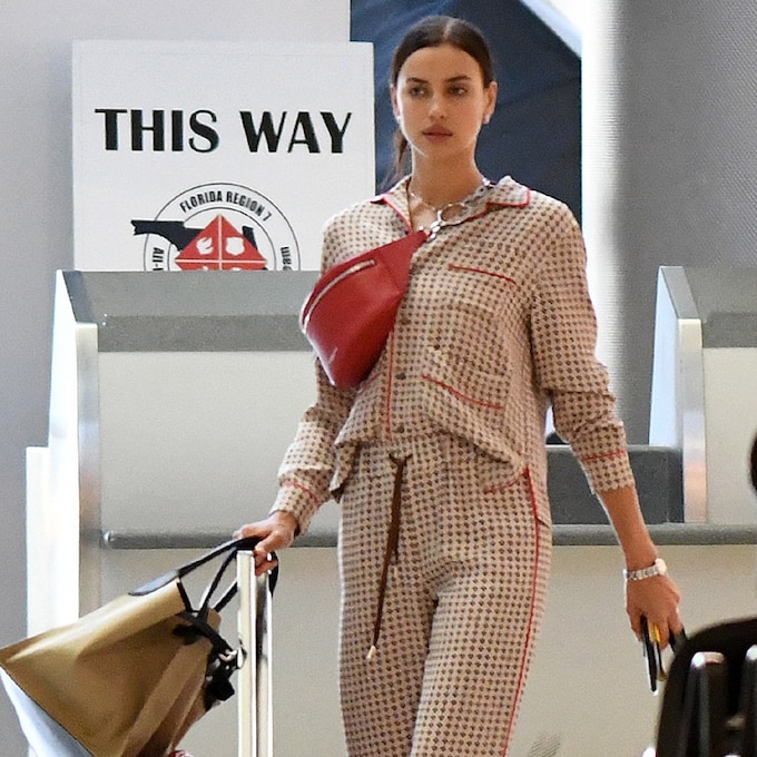 En pijama y en chanclas, Irina Shayk avanza el look de aeropuerto que será tendencia