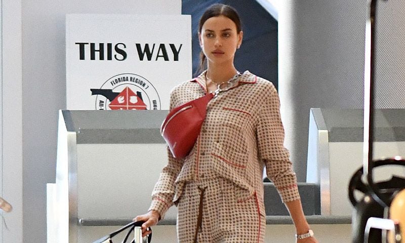 En pijama y en chanclas, Irina Shayk avanza el look de aeropuerto que será tendencia