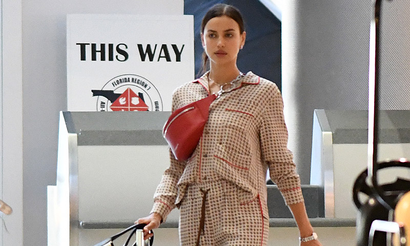 En pijama y en chanclas, Irina Shayk avanza el look de aeropuerto que será tendencia