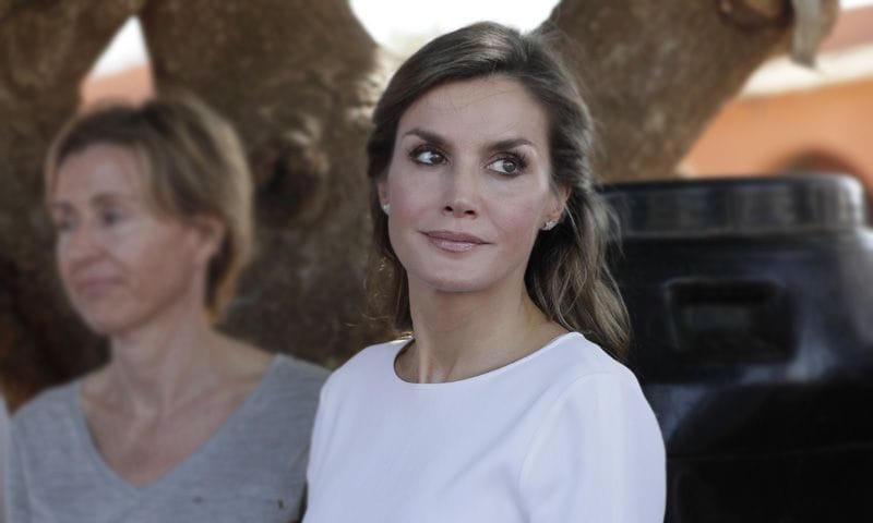 La evolución hacia el zapato plano de la reina Letizia en Senegal