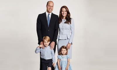 La Duquesa de Cambridge reutiliza su traje azul 'royal' para felicitar la Navidad