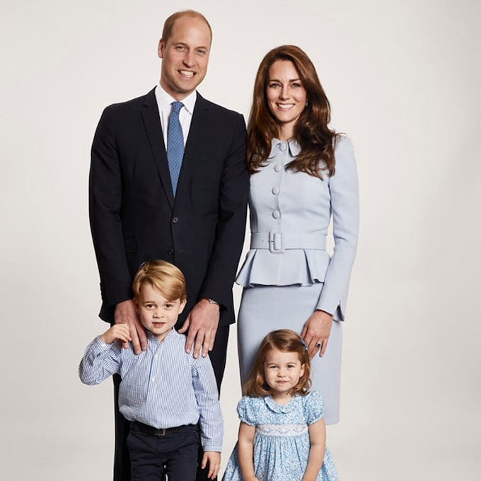 La Duquesa de Cambridge reutiliza su traje azul 'royal' para felicitar la Navidad