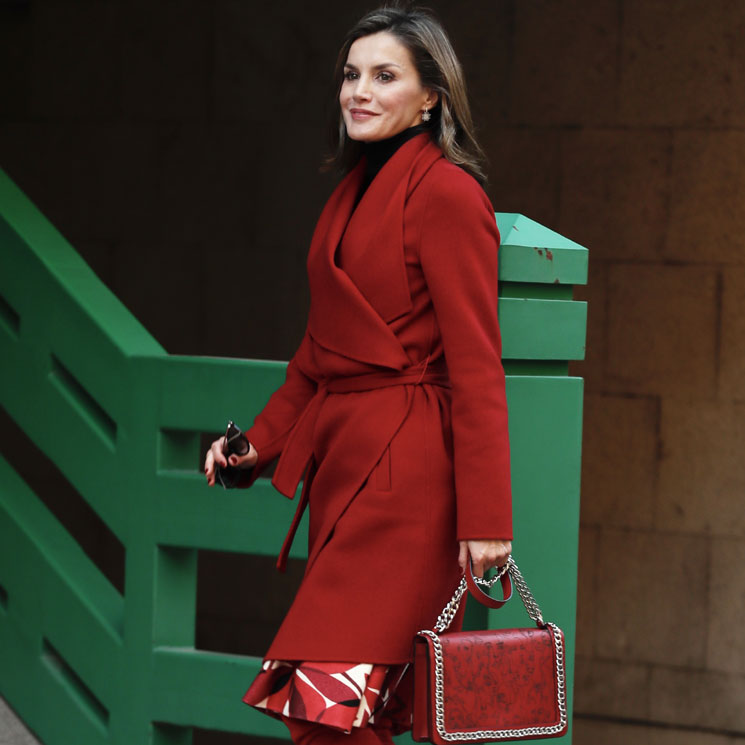 Botas rojas y bolso de Zara: el look más rompedor de la reina Letizia