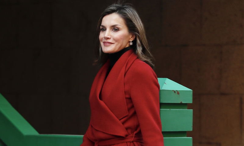 Botas rojas y bolso de Zara: el look más rompedor de la reina Letizia