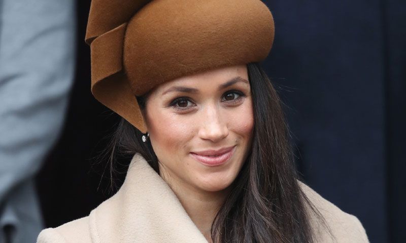 Meghan Markle debuta con Philip Treacy, el sombrerero de la Duquesa de Cambridge