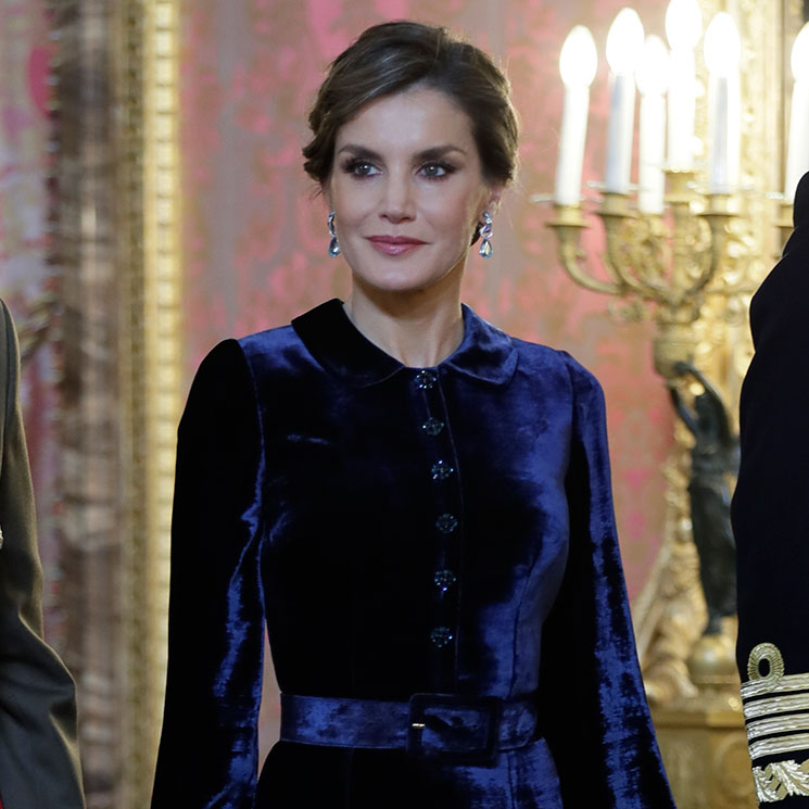 El simbólico look de Doña Letizia, en terciopelo y con sus joyas fetiche