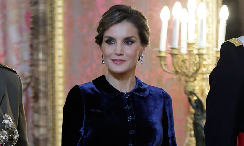 El simbólico look de Doña Letizia, en terciopelo y con sus joyas fetiche