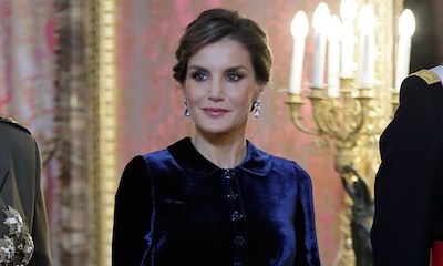 El simbólico look de Doña Letizia, en terciopelo y con sus joyas fetiche