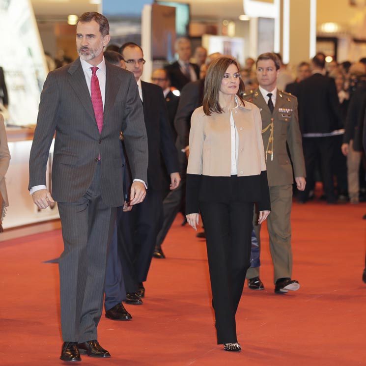 Con tachuelas y tacón midi, el revolucionario calzado de doña Letizia en Fitur