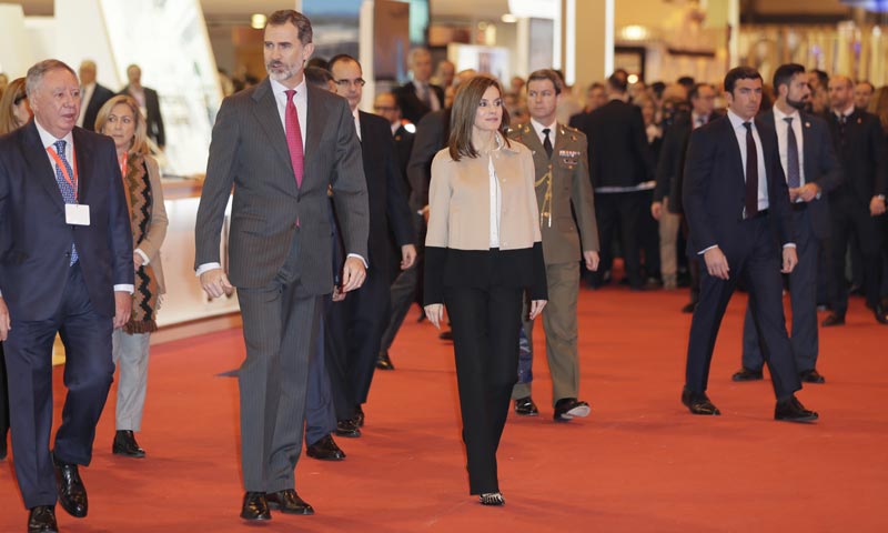 Con tachuelas y tacón midi, el revolucionario calzado de doña Letizia en Fitur