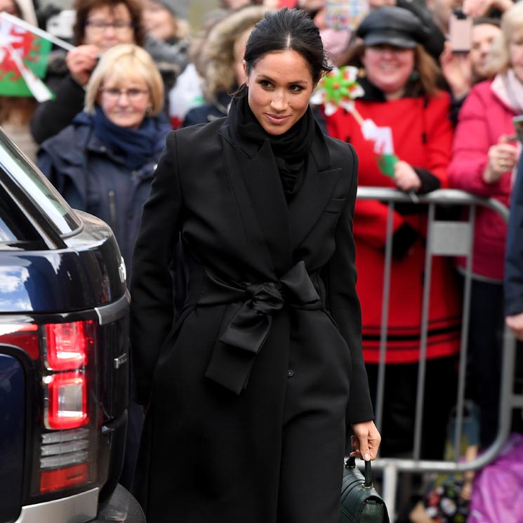 El día que Meghan Markle convirtió un abrigo negro en la prenda más femenina de todas