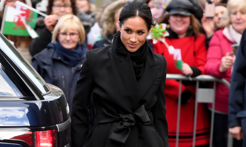 El día que Meghan Markle convirtió un abrigo negro en la prenda más femenina de todas