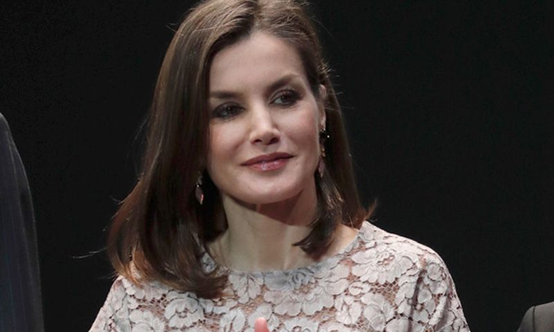 Doña Letizia encuentra en las rebajas su nuevo estilismo