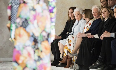 Isabel II, la reina Letizia... cuando la Realeza se deja ver por primera vez en los desfiles de moda