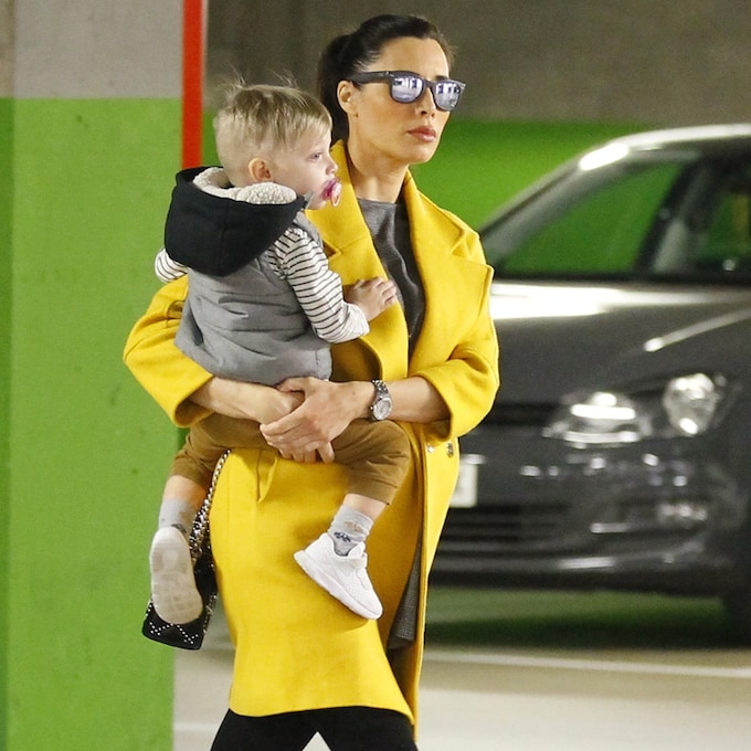 Pilar Rubio convierte el abrigo amarillo en su básico premamá para ir de compras