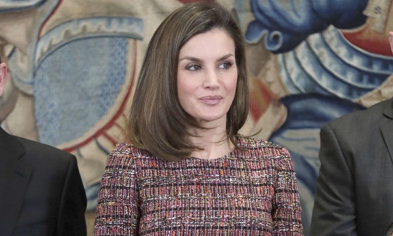 La Reina encuentra la fórmula para que el 'tweed' sí le rejuvenezca
