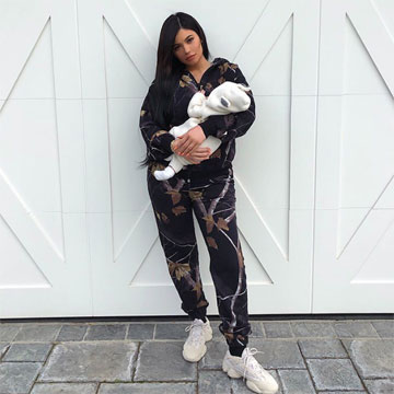 La primera foto de Kylie Jenner su hija y su exclusivo look deportivo se hace viral - Foto 1