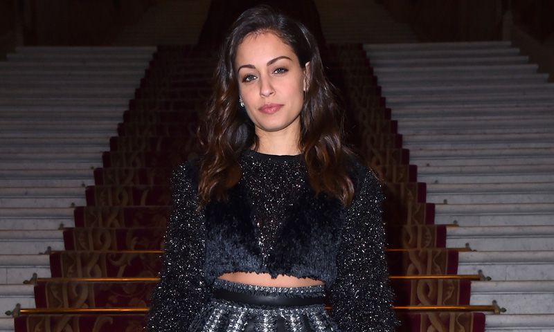 Hiba Abouk y la estratégica mezcla de texturas con la que triunfó en el desfile de Balmain
