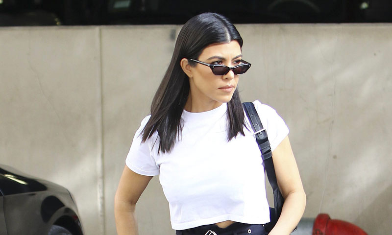 Kourtney Kardashian con pantalones azul marino