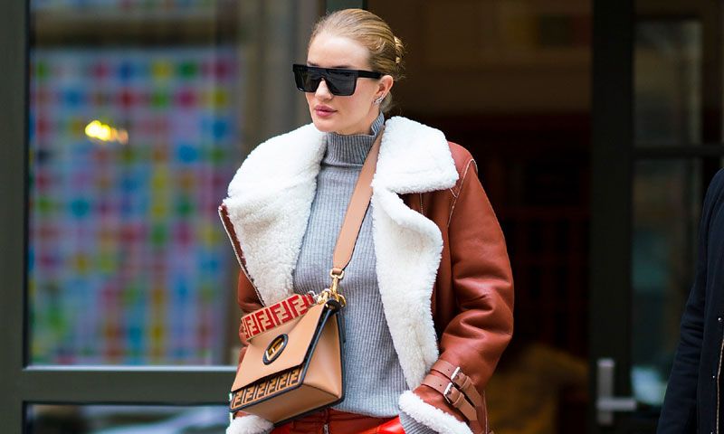 Rosie Huntington-Whiteley conseguirá que no guardes todavía tus jerséis de cuello cisne