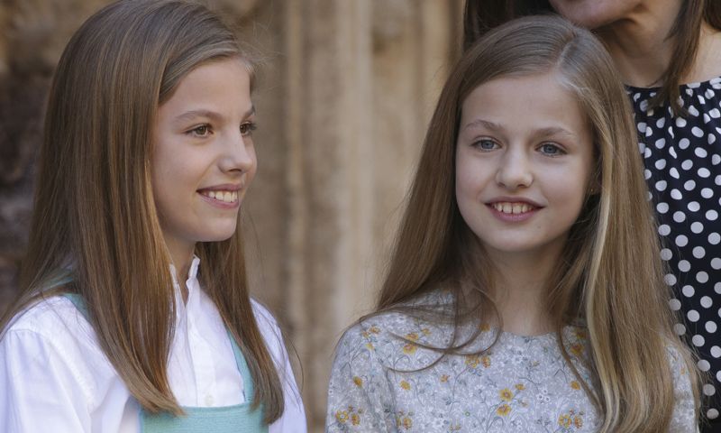 Los looks primaverales y el complemento en común de las hijas de los Reyes en la Misa de Pascua