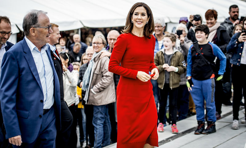 Máxima de Holanda, Mary de Dinamarca y el arte de reciclar un mismo vestido rojo