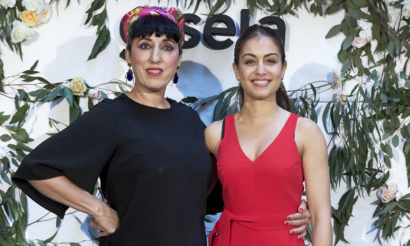 Hiba Abouk y Rossy de Palma: sobre moda, diversidad y belleza sin engaños