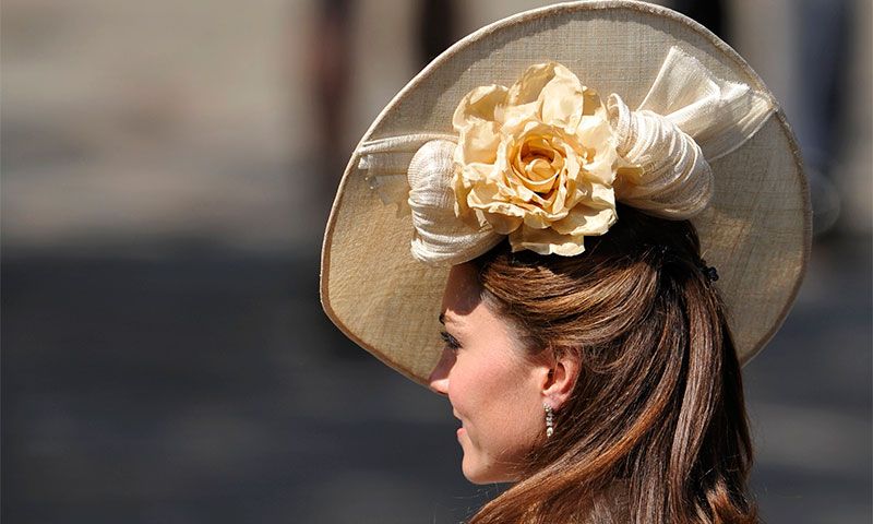 Entramos en el estudio de Philip Treacy, el sombrerero de la Boda Real del año