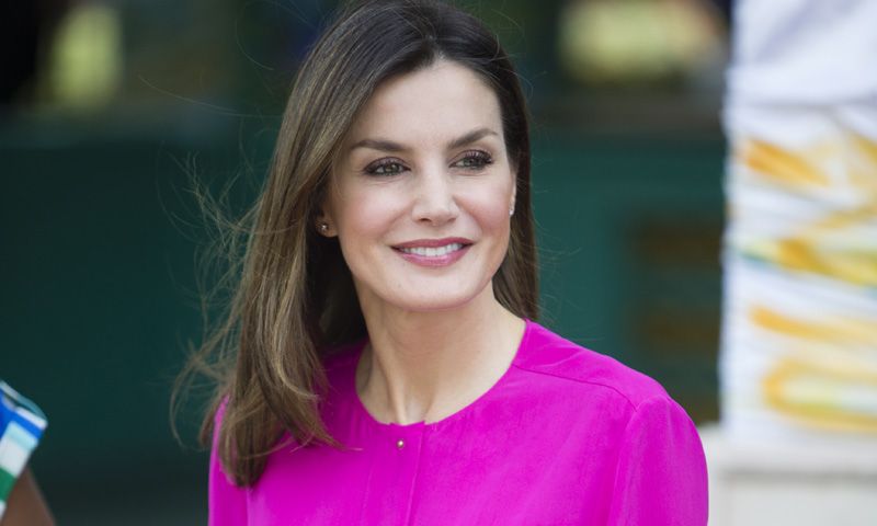 Del vestido de lunares al zapato plano, los looks de la Reina en su visita al Caribe